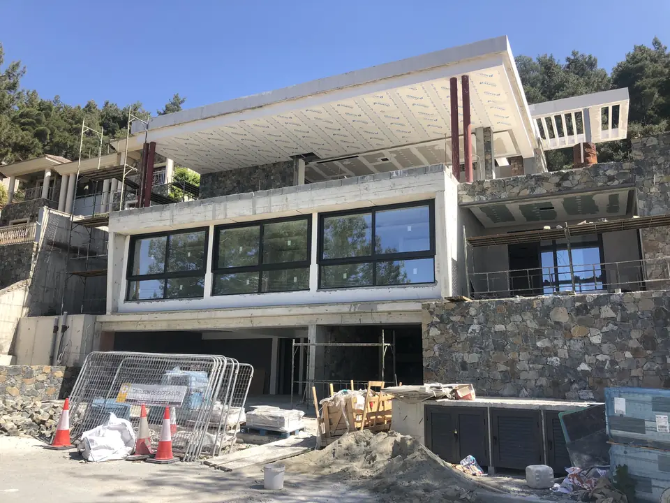 Moniatis: a mountain home in local stone
